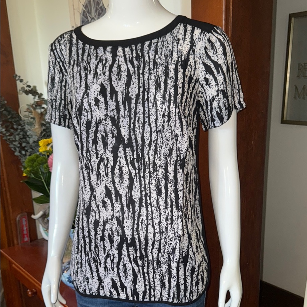NWT northern reflections size small Stylish Black and White Women's Top